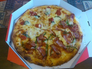 PizzaHut - マルゲリータ&デラックスのハーフ＆ハーフ(Mサイズ)です。(2016年5月)