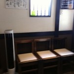 手打ちうどん 団平 - 待ち椅子