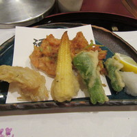 河久 - 【油物】桜海老掻き揚げ、甘鯛馬鈴薯揚げ、青唐、ヤングコーン