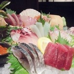 「刺身盛り合わせ」（1080円）※クーポン利用