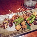 「串焼き盛り合わせ」（1058円）