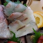 Seiryuu - 初日夕飯
                      鯛刺のアップ　　　　　鮮度か？冷凍ものか？