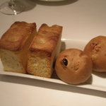 トラットリア スペランツァ エッセ - フォカッチャと丸パン