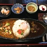 旧ヤム邸 - カレー膳 おそうざい2皿・ピクルス・ヨーグルト付 930円＋おんたま 100円(税込)
