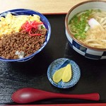 Udo Mmiyake - 日替わり定食、そぼろ丼とうどん650円