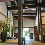 ふかほり邸 - 生け花と階段箪笥