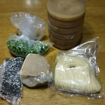 ラーメン げんこつ家 - お持ち帰りラーメン一人前(550円)チャーシューは三人前のブロック