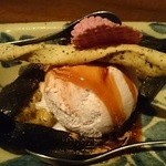 鉄鍋家 - 焼きバナナのアイスクリーム添え。