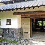 ふかほり邸 - お玄関の向こうに見える緑〜♬