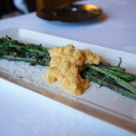 アル・ケッチァーノ - 山アスパラ・・わんぱく農場の玉子のスクランブルエッグをソースに