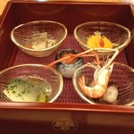 葛城 北の丸 - 野立重❣️
                                ・かますのままかり漬け
                                ・川海老の唐揚げ
                                ・鮎の酢炊き
                                ・帆立貝の水菜和え
                                ・蛸の柔らか煮
                                ・白だつの白和え
                                