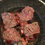 屋台焼肉 山一商店 - ハラミを焼きます