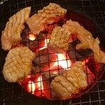 屋台焼肉 山一商店 - 上ミノを焼いています
