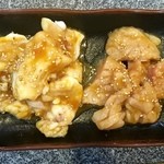 屋台焼肉 山一商店 - 左 テッチャン¥700  右 上ミノ¥800