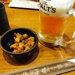 炭火居酒屋 炎 - 生ビールとお通し(鶏皮唐揚げ)