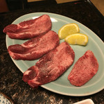 必殺！ホルモン焼ゴーダキング - 厚切り塩タン（1190円）