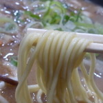 まる龍 - 麺リフト　ラーメンの麺っぽくチャンポンにしては細め