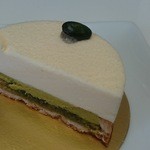 アシッドラシーヌ - マルムラード(柑橘ジャム)が香り良いレモンムースに、濃厚なコクのピスタチオクリームがマッチ