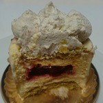 トップはマスカルポーネとバニラのクリーム、ピスタチオのビスキュイも美味しい！