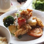 Aen - 野菜たっぷり　ふもと鶏の竜田揚げランチ 1080円