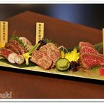 江戸野菜と肉割烹 写楽 - 和牛の炙り３種盛り合わせ（各種３貫）
