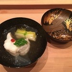 日本料理 楽心 - 椀物：あぶらめ・三つ葉で結んだ黄ニラ・自家製の葛切り・木の芽・梅肉