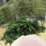 いずみ家 - らーめん中＆ほうれん草　ズームアップ