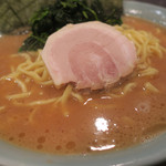 いずみ家 - らーめん中＆ほうれん草　ズームアップ