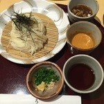 麻布久徳 - 稲庭ざるうどん。3種類のつゆで