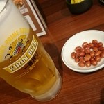 福福餃子房 - 生ビールとサービスのピーナッツ