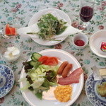 ペンション You 悠 - 料理写真:モーニングセット
後から天ぷらが来たので、熊笹パン食べかけ(笑)