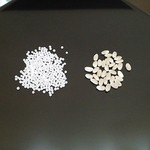 右が精米前の酒米、左が93%精米後