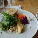 カフェ プール ヴー - ミネストローネランチの前菜
                                パンがおいしい