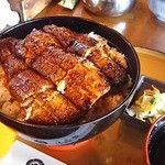 うな神 - うなぎ丼 (上)
      ごはんの中にもう一切れ