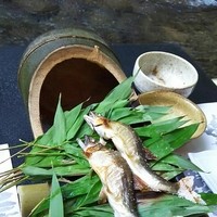 奥貴船 兵衛 - 鮎～♪笹の下には保温用の焼石が。