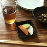 しらすや - 漬け物と先付けがセットされてます