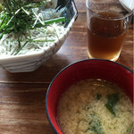 しらすや - 3色丼に味噌汁、漬け物、先付けがセット