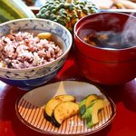 清澄の里 粟 - ご飯、赤だし、浅漬け