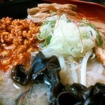 サッポロラーメン エゾ麺ロック - 辛肉ラーメンみそ900円メンマトッピング縮れ中太麺