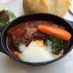 豚バラ肉のトマト煮込み 温泉たまごのせ 1,382円(税込)