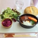セットには生野菜、シュークルート、自家製パン、ドリンクが付きます
