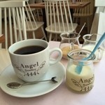 セットのコナコーヒーとおねえさん♡がプレゼントしてくれた絶品チーズプリン