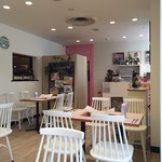 Angel Number 444 - 明るい店内