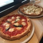 800° Degrees Neapolitan Pizzeria - @新宿(2016-05) クアトロフォルマッジョ¥1600 マルゲリータ¥980 ＋税