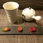 Calme Elan 神楽坂 - 3種のショコラとカモミールティー。