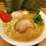 武松家 - 醤油豚骨ラーメン 750円 崩れ煮玉子 30円