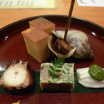日本料理 たかむら - 蛸の桜煮、白魚、あさりと春菊のごま寄せ、バイ貝、玉子焼き