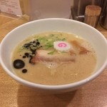 カーザ ルカ - ラー博は俺の社員食堂。  日伊半拉麺#BCMKR!二番勝負 其の弐 ミニミラノとんこつラーメソ！  なるとがキュート♡  