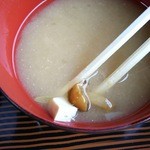相模屋食堂 - カツ(勝)丼￥750に付く味噌汁（ナメコと豆腐等）（H28.5.22撮影）