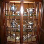 飾られている銀食器